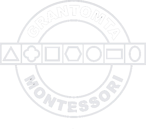 Vit logo för Grantomta Montessoriskola på Värmdö.